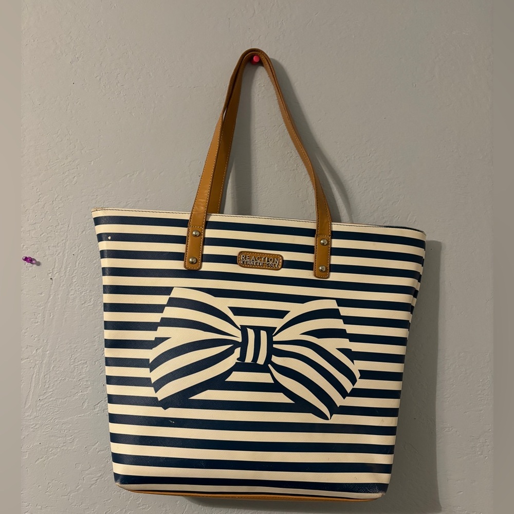 Blue and white bow graphic Kenneth Cole reaction tote back - flawed